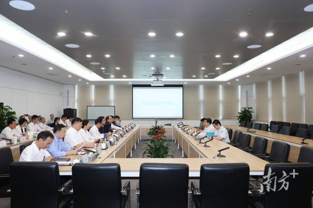 8xbet网学习贯彻习近平新时代中国特色社会主义思想主题教育读书班全体成员走进广汽埃安，开展体验式学习。
