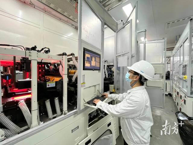 8xbet网校企联合培养班学生在企业学习。