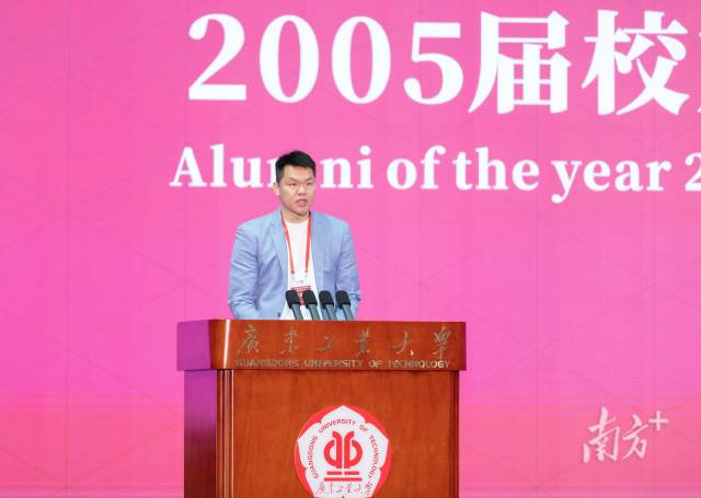 广工2005届校友、广东宏远华南虎俱乐部总经理朱芳雨。 广工2005届校友、广东宏远华南虎俱乐部总经理朱芳雨。