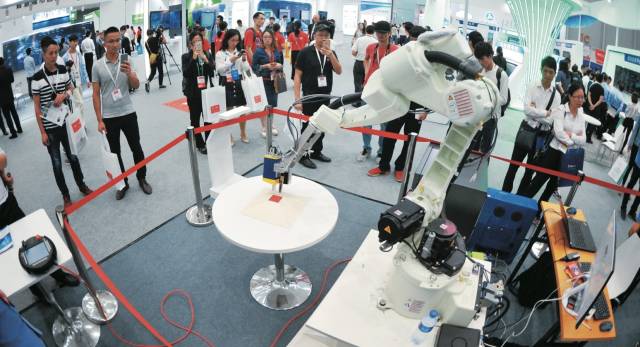 季华实验室基于视觉AI开发出自编程焊接机器人。南方日报供图 季华实验室基于视觉AI开发出自编程焊接机器人。南方日报供图