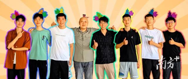七位同学与广工计算机学院副院长刘冬宁合影。 七位同学与广工计算机学院副院长刘冬宁合影。