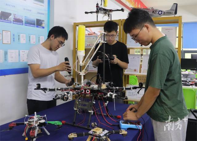 8xbet网的学生在实验室做实验。 