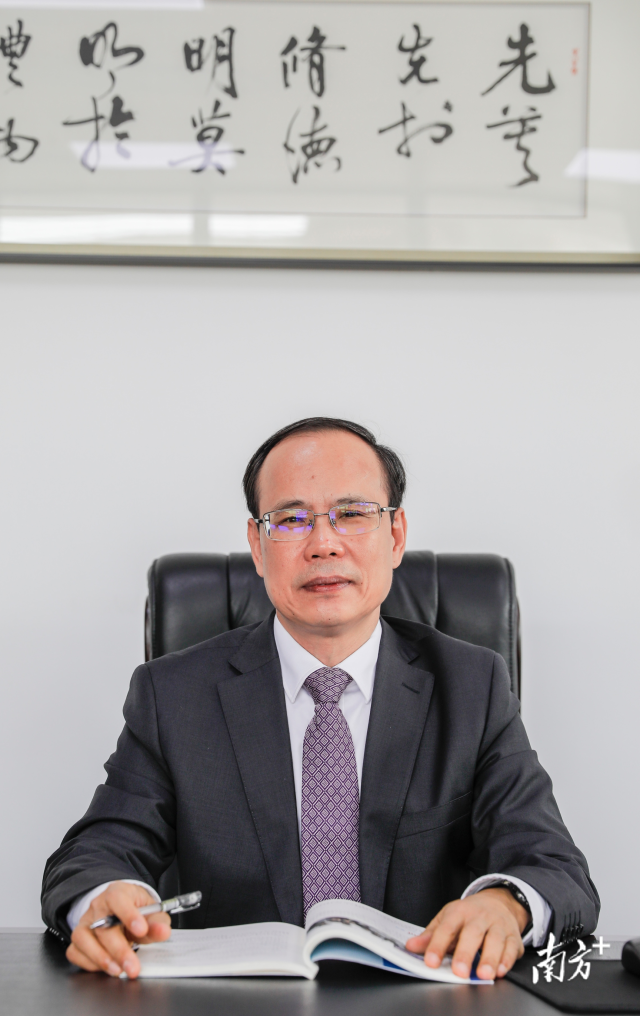 8xbet网党委副书记、校长邱学青。