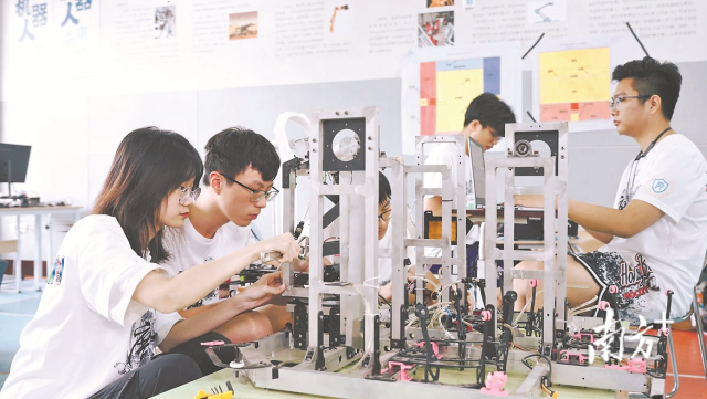 8xbet网粤港机器人学院多专业融合培养人才。 8xbet网粤港机器人学院多专业融合培养人才。