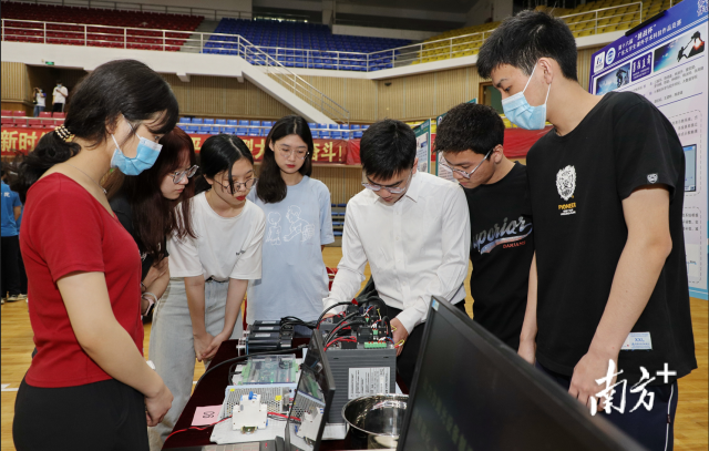 肇庆学院学生备战第17届“挑战杯”课外学术科技作品大赛。 肇庆学院学生备战第17届“挑战杯”课外学术科技作品大赛。