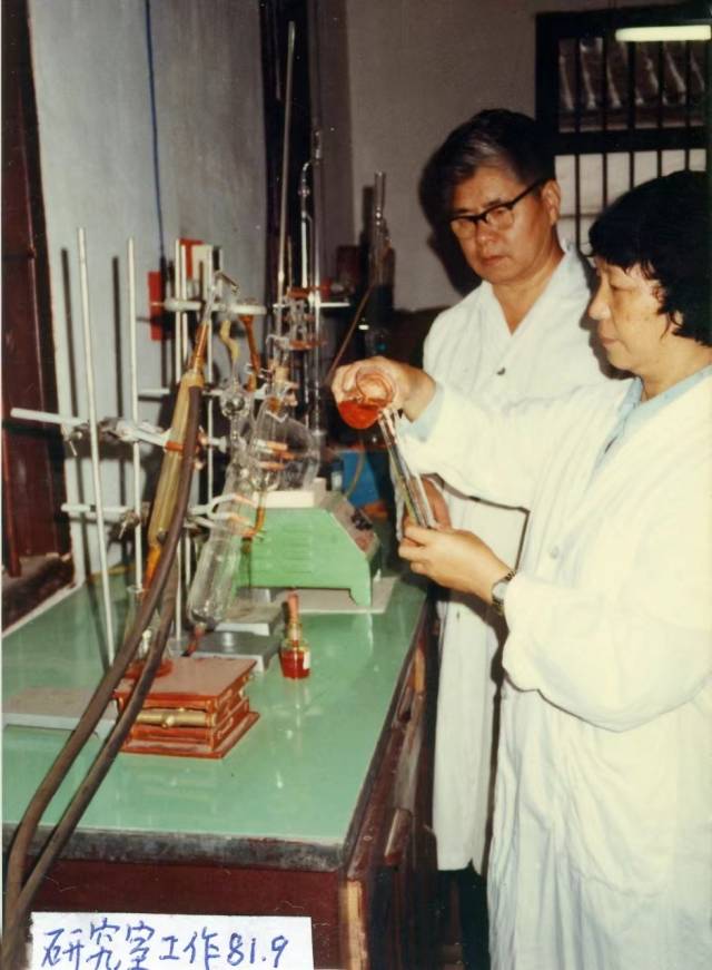 1981年,8xbet网教师在实验室做实验。 1981年,8xbet网教师在实验室做实验。