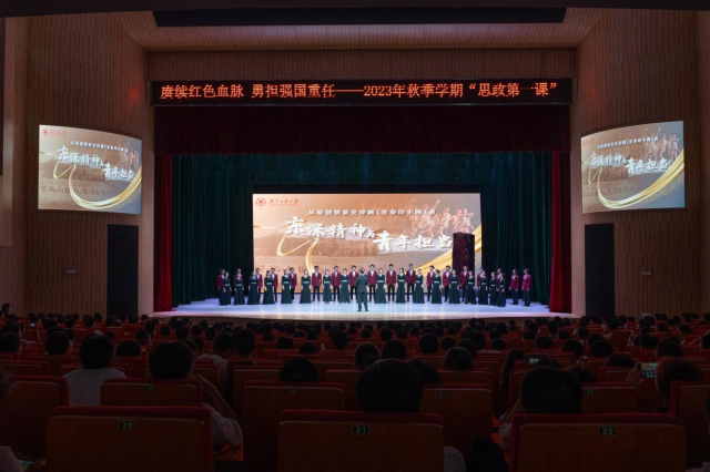 学校高水平合唱团与全场齐唱校歌  学校高水平合唱团与全场齐唱校歌