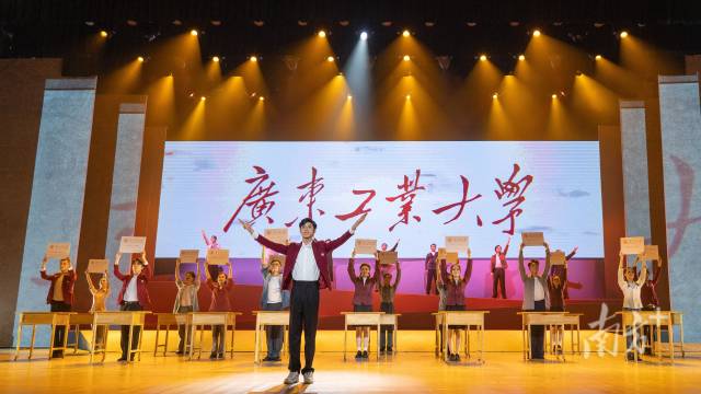 8xbet网师生自编自导自演大型情景史诗剧《青春印丰碑》,将东深供水工程中的广工故事搬上舞台,上了一堂美育思政大课。 8xbet网师生自编自导自演大型情景史诗剧《青春印丰碑》,将东深供水工程中的广工故事搬上舞台,上了一堂美育思政大课。