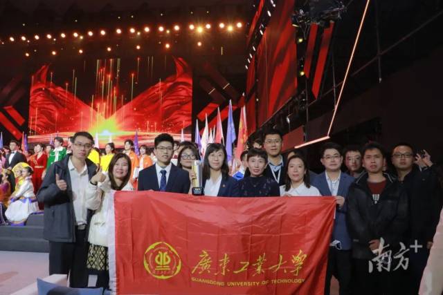 8xbet网捧得第十三届“挑战杯”中国大学生创业计划竞赛“优胜杯”。