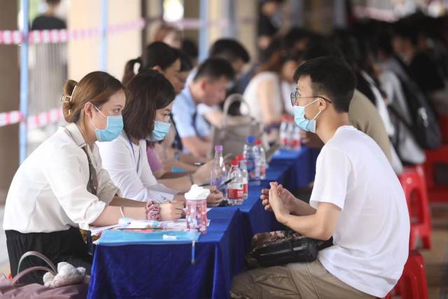 学校承办2021届高校毕业生国企招聘会