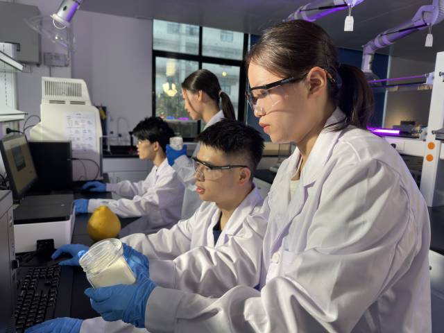 8xbet网学生在做实验。 8xbet网学生在做实验。