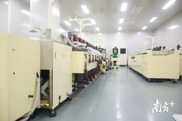 大板级扇出型封装示范线。