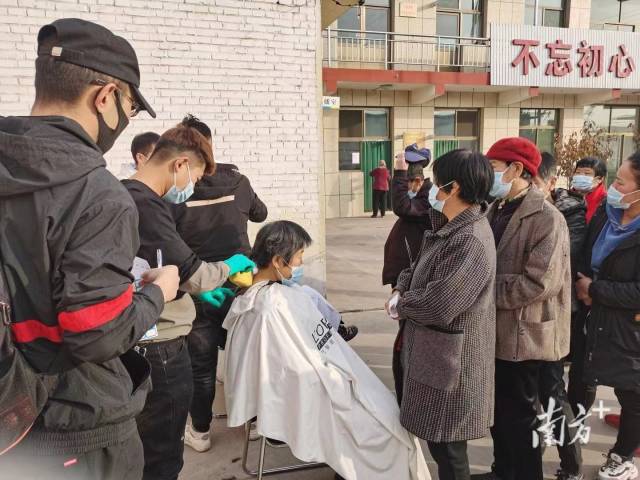 8xbet网环境健康与污染控制研究院团队开展野外采样。受访者供图