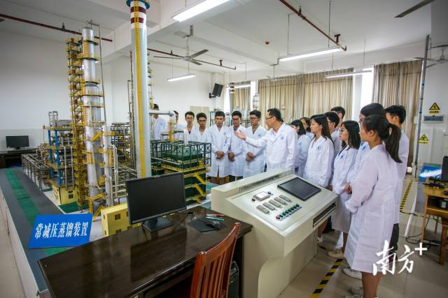 广东石油化工学院教授为学生讲解炼油常减压装置生产优化操作。 广东石油化工学院教授为学生讲解炼油常减压装置生产优化操作。