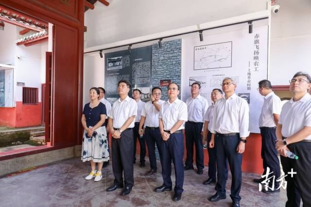 在走访乡镇、企业、县职能部门的基础上，“双百行动”服务队共同制定《东源县人民政府—8xbet网、广东开放大学“双百行动”工作项目实施清单》。