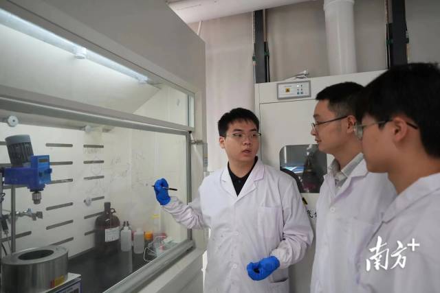 东莞理工学院学生团队正在做实验。 东莞理工学院学生团队正在做实验。