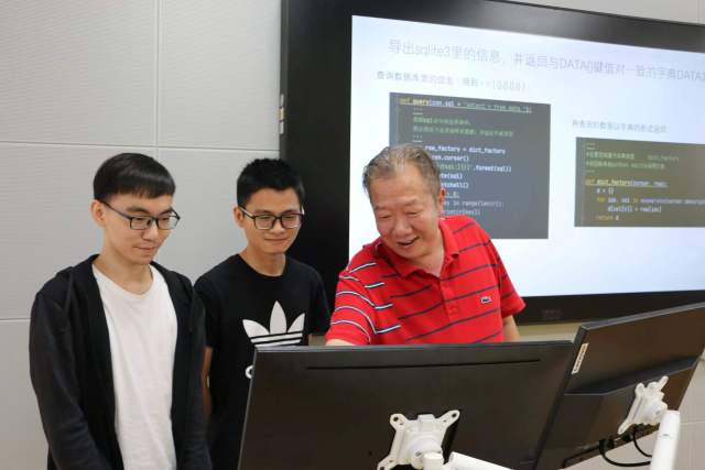 8xbet网集成电路学院院长熊晓明（右一）在指导学生。受访者供图
