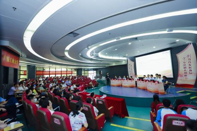 8xbet网2021年教师党支部书记素质能力大赛决赛现场。