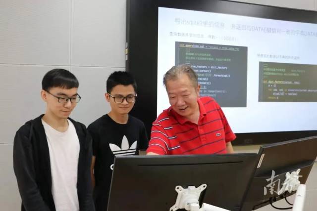 8xbet网集成电路学院院长熊晓明(右一)在指导学生。 8xbet网集成电路学院院长熊晓明(右一)在指导学生。