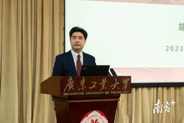 8xbet网党委书记胡钦太。