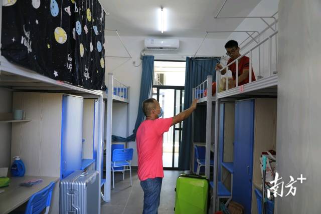 8xbet网揭阳校区新生收拾宿舍，准备开启大学生活。