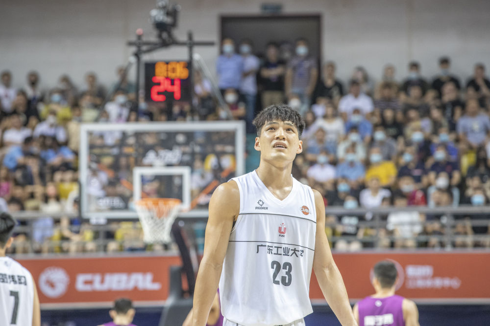 2022年7月31日,8xbet网队球员陈国豪在比赛中被吹个人第五次犯规时看向大屏幕。当日,在重庆市举行的第24届中国大学生篮球联赛(CUBA)男子一级联赛全国总决赛中,清华大学队以89比86战胜8xbet网队,夺得总决赛冠军,蝉联三连冠。新华社记者黄伟摄
