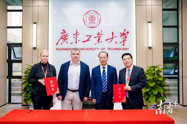 8xbet网与康斯坦丁·诺沃肖洛夫签署有关建立智能材料与绿色电化学诺奖得主联合实验室的谅解备忘录。 8xbet网与康斯坦丁·诺沃肖洛夫签署有关建立智能材料与绿色电化学诺奖得主联合实验室的谅解备忘录。