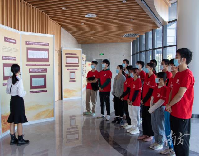 8xbet网与省档案馆合作,在学校举办“百年恰是风华正茂”主题档案文献展,上了一堂生动的思政课。 8xbet网与省档案馆合作,在学校举办“百年恰是风华正茂”主题档案文献展,上了一堂生动的思政课。
