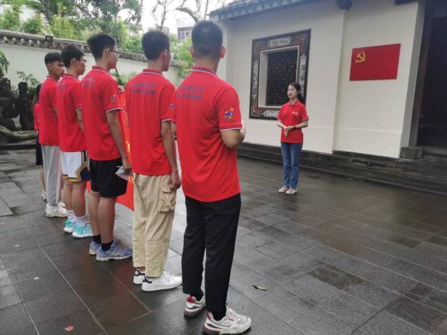 在中共琼崖第一会议遗址，王静远老师现场讲授党史教育课。