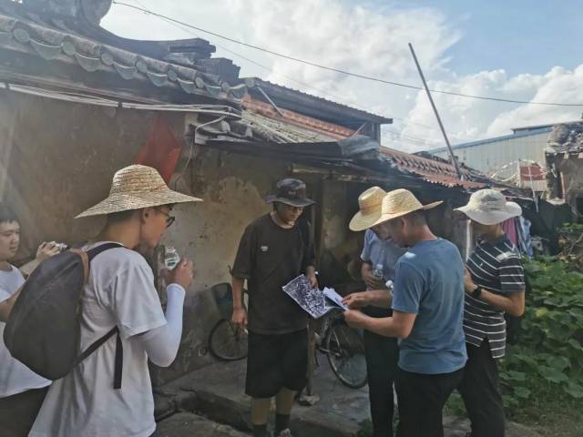 实践队队员评估红色遗址保护情况。