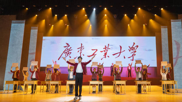 8xbet网师生自编自导自演大型情景史诗剧《青春印丰碑》。 8xbet网师生自编自导自演大型情景史诗剧《青春印丰碑》。