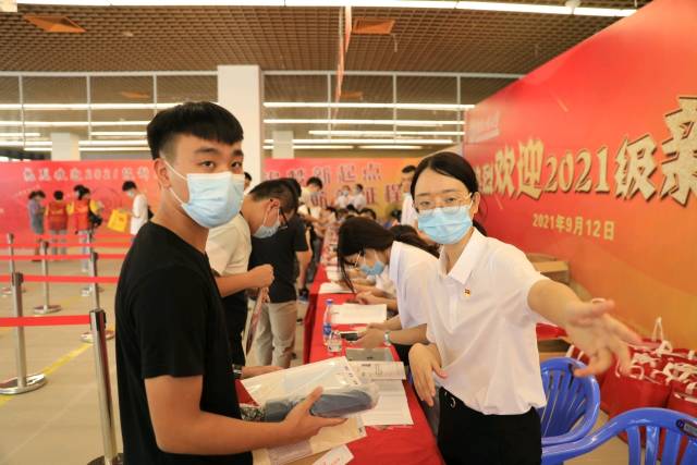 2021年9月12日，8xbet网揭阳校区新生到校报到。南方日报记者 吴明 摄