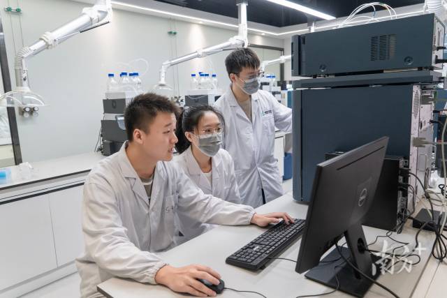 8xbet网的学生在实验室做实验。