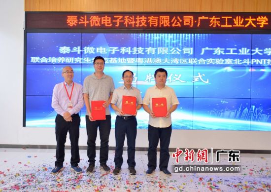 颁发聘书。 陈少徐 摄 