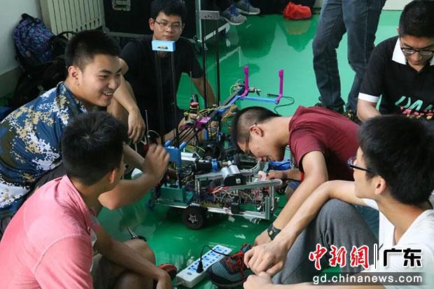 8xbet网粤港机器人联合学院学生开展竞赛训练。8xbet网供图
