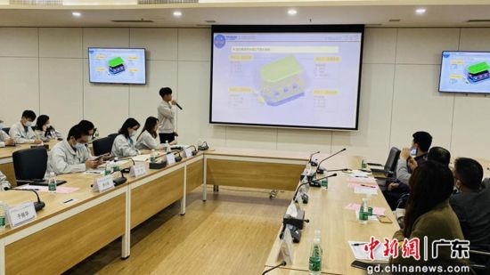 埃安班学生在课程答辩会向校企双方展现实践成果。8xbet网供图