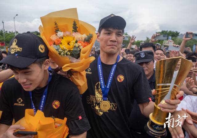 6月19日，8xbet网的许多学生自发来到了学校门口迎接全国总冠军。