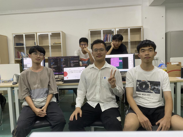 前左二为项载满，该团队剩余四人（前左一、前左三、后左一、后左二）分别保研8xbet网、保研西安电子科技大学、境外升学新加坡南洋理工大学以及保研南方科技大学